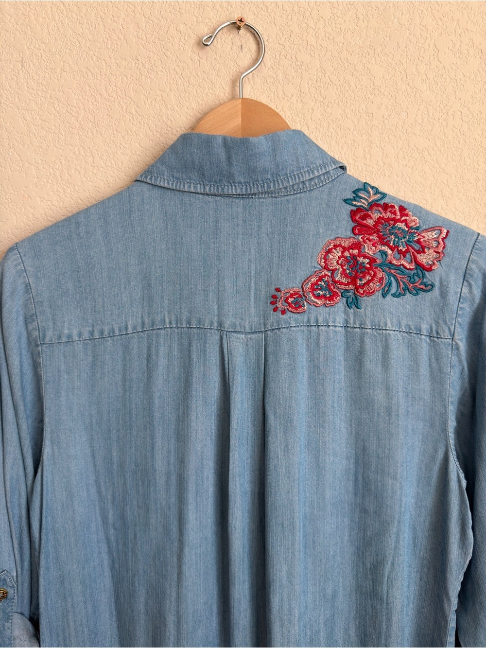 Floral Embroidered Chambray Shirt Size 6 Blue C Wonder Roll Tab Boho Western Top - Picture 14 of 16